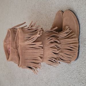Minnetonka Size 9 fringe boots